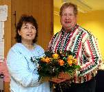 Eine echte „Dorfperle“: Uschi Müller empfing von Garstedts Bürgermeister Klaus-Peter Wind einen frisch gebundenen Blumenstrauß.