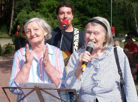 Zeigten beim Sommerfest im Haus Tannenhöhe in Garstedt, dass sie noch gut bei Stimme sind: die beiden sangesfreudigen Bewohnerinnen Gudrun Gust (links) und Käte Herzhauser (rechts).