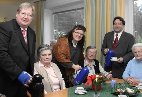 Verwöhnaroma: Beglückten die Gäste mit Kaffee und Kuchen (v.l.) Bürgermeister Klaus-Peter Wind, Cornelia Arndt und Norbert Bosak (alle stehend).