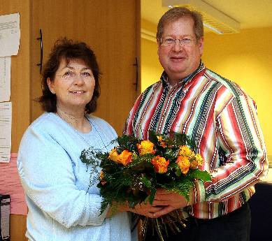 Eine echte „Dorfperle“: Uschi Müller empfing von Garstedts Bürgermeister Klaus-Peter Wind einen frisch gebundenen Blumenstrauß.