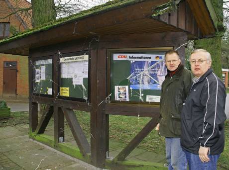Verärgert: Gerd Trautvetter (l.) und Eckhard Domnick nahmen den zum Teil zerstörten Informationskasten der Gemeinde in Augenschein.