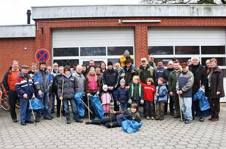 Ausgerüstet mit vielen Müllbeuteln machten sich die fleißigen Helfer in Garstedt auf die Suche nach Wohlstandsmüll. 
