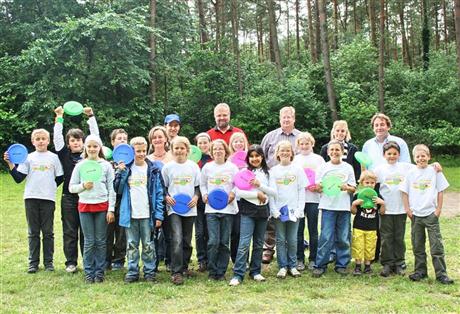 „Wald-Lehrlinge“ unter sich: Die Schüler der Klasse 4 C der Garstedter Grundschule und verschiedene Helfer  freuten sich über einen erfolgreichen Einsatz zur Ertüchtigung des Waldlehrpfades. 