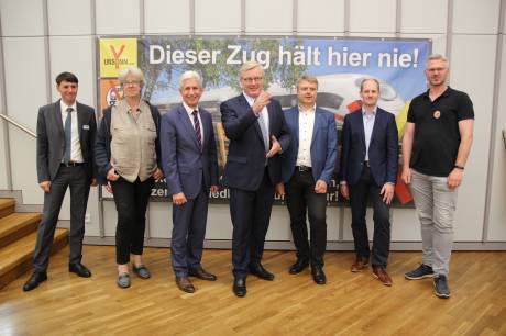 Minister Dr. Althusmann und Landrat Rempe mit Vertretern der Kommunen