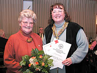 25 Jahre ist Lieselotte Marquardt aus Garstedt (links) dabei. Dafür gab es von Ortsvereinsvorsitzender Cornelia Arndt eine Ehrenurkunde, eine Ehrennadel und einen farbenfrohen Blumenstrauß.