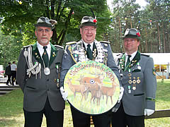Sie bilden das Königstrio auf dem Garstedter Schützenfest 2006: Schützenkönig Klaus-Peter Wind (Mitte), sowie seine Adjutanten Joachim Petersen (links) und Michael Springer (rechts).