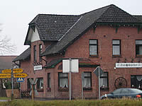 Entwickelt sich immer mehr zu einem Schandfleck für das Dorf: das Anwesen des ehemaligen Gasthauses „Zum Spieker“ an der Toppenstedter Straße. Am 23.April kommt es unter den  Hammer.